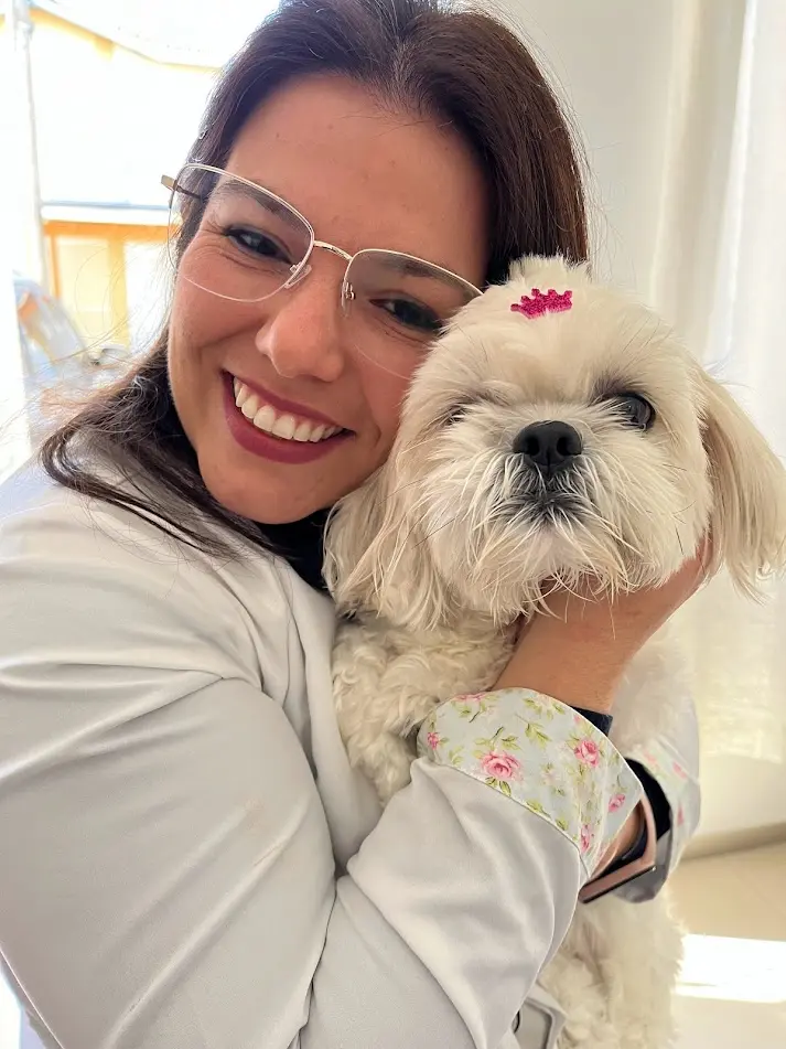 Veterinária realizando vacinação domiciliar