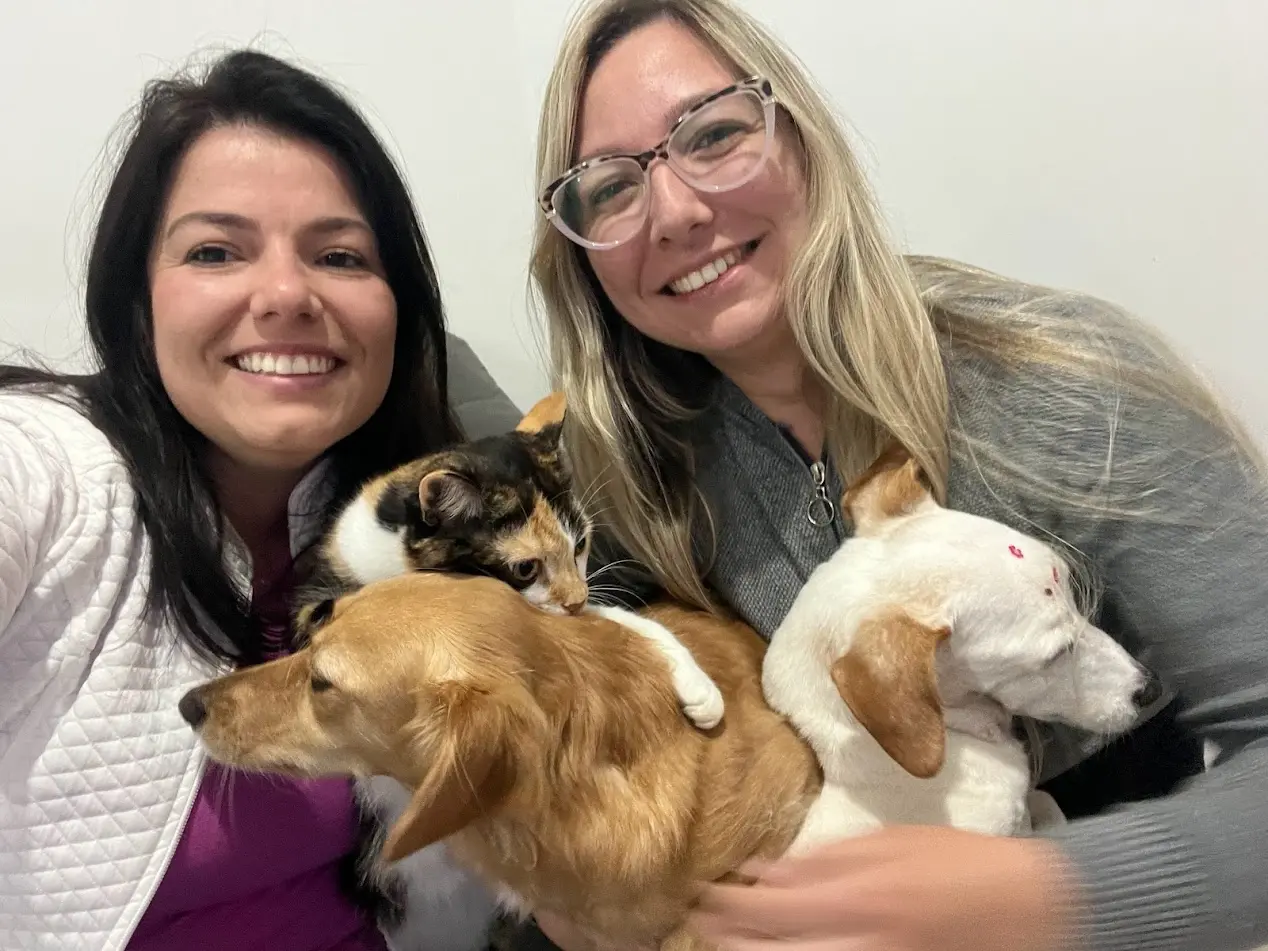 Dra. Priscila cuidando de pet no ambiente familiar