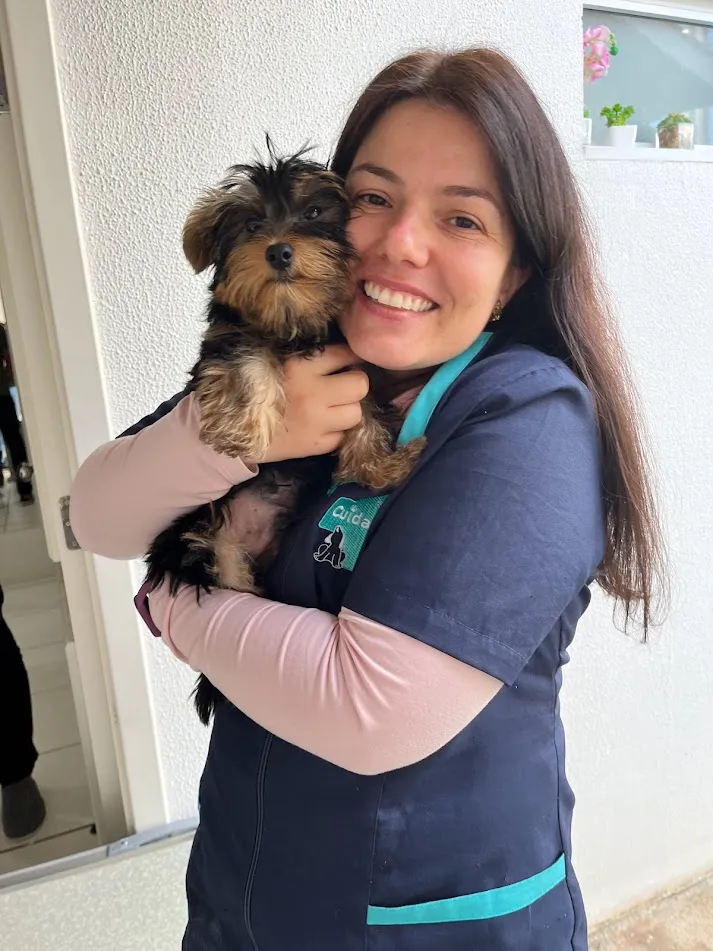 Dra. Priscila realizando atendimento veterinário domiciliar em um cachorro